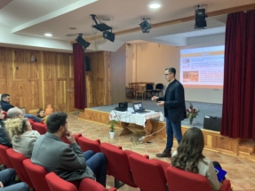 B5565B49-379F-408F-9B5A-41D2884C10D9